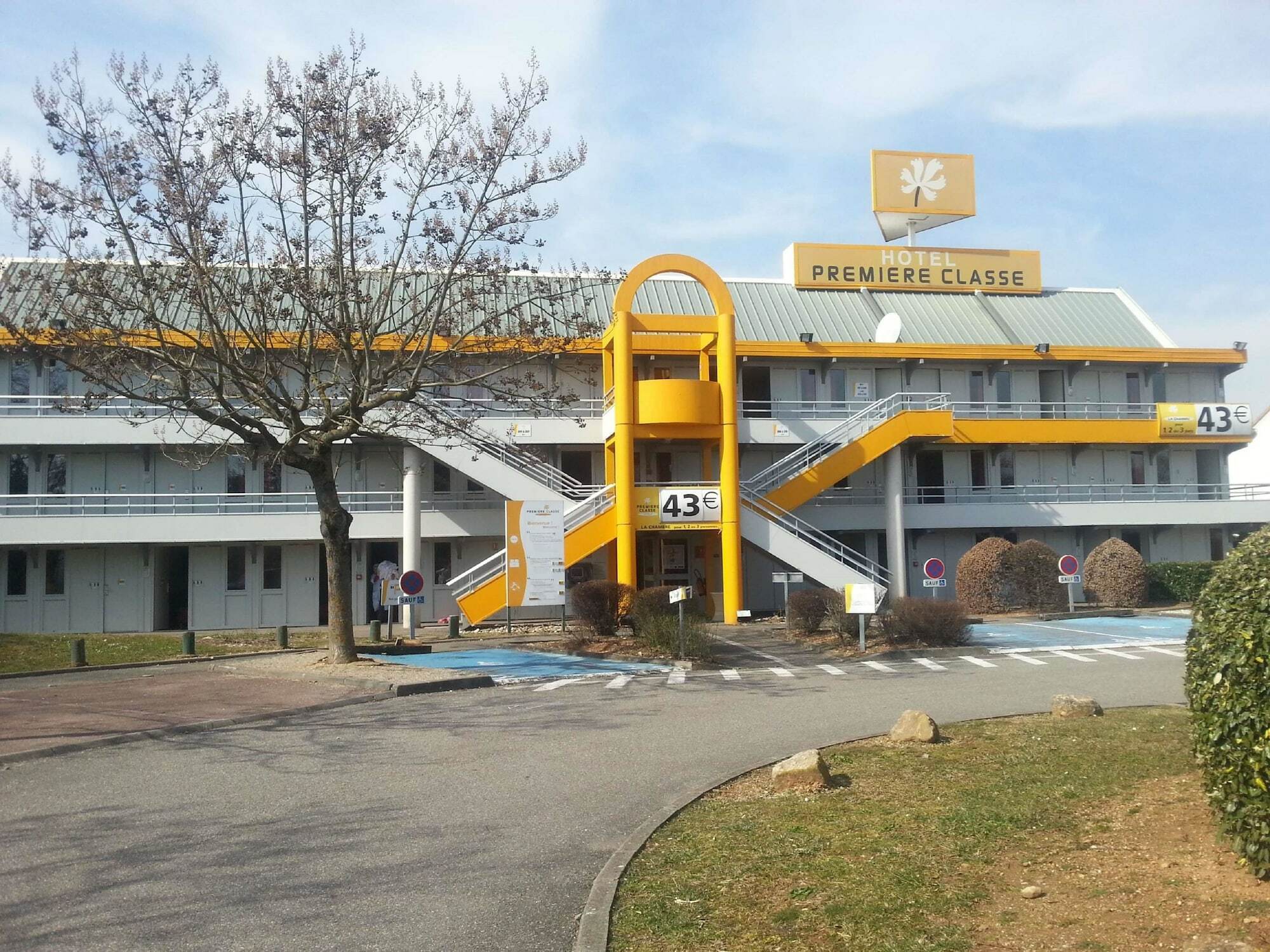 Premiere Classe Lyon Est Aeroport Saint Exupery Esterno foto
